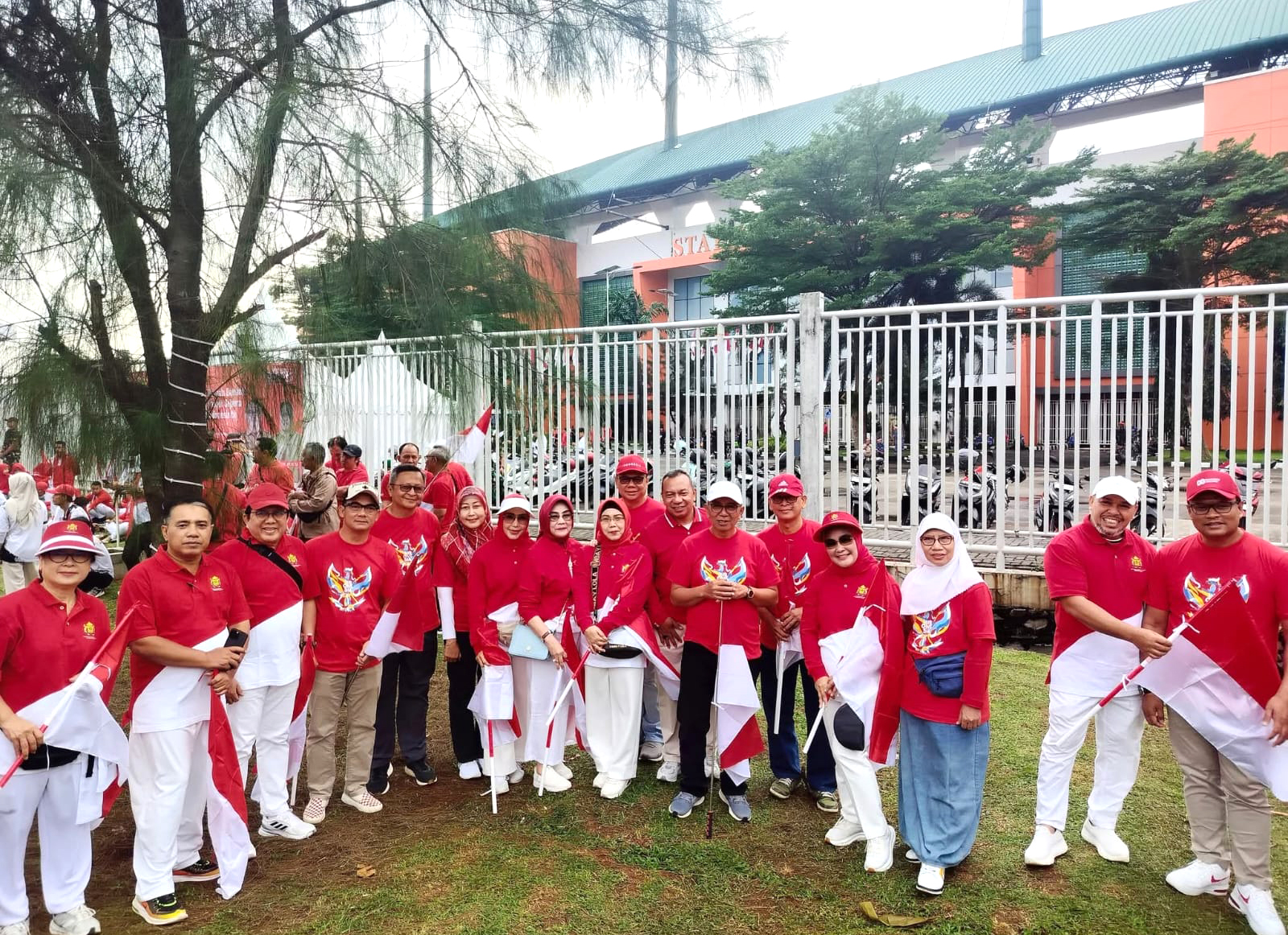 Foto bersama dengan Para kepala Dinas pada acara Kirab Bendera Merah Putih dengan Bupati, Wakil Bupati, Forkopimda dan peserta Kirab Bendera Merah Putih Kabupaten Bogor.